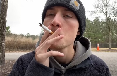 Лечение зависимости от табакокурения в Урае Мужчина с сигаретой делает затяжку