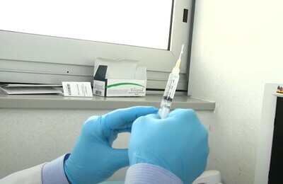 Проведение кодирования Вивитролом в Урае Шприц с Вивитролом в руках у врача